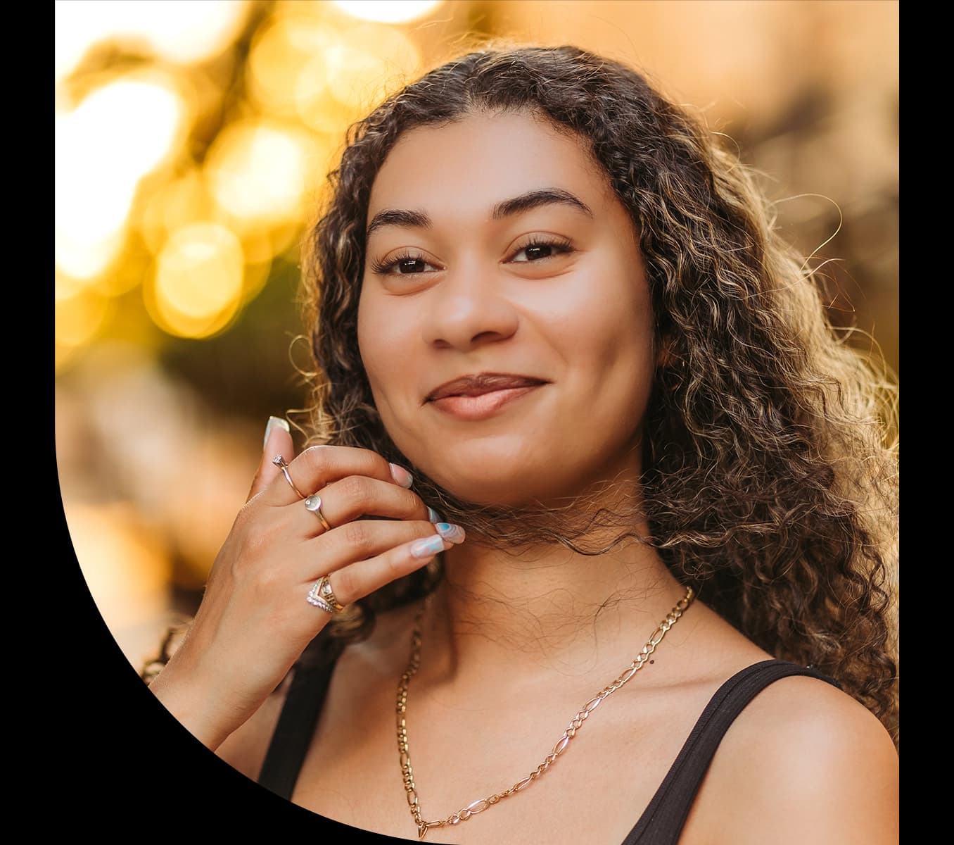 motif_image_woman_happy_close_up